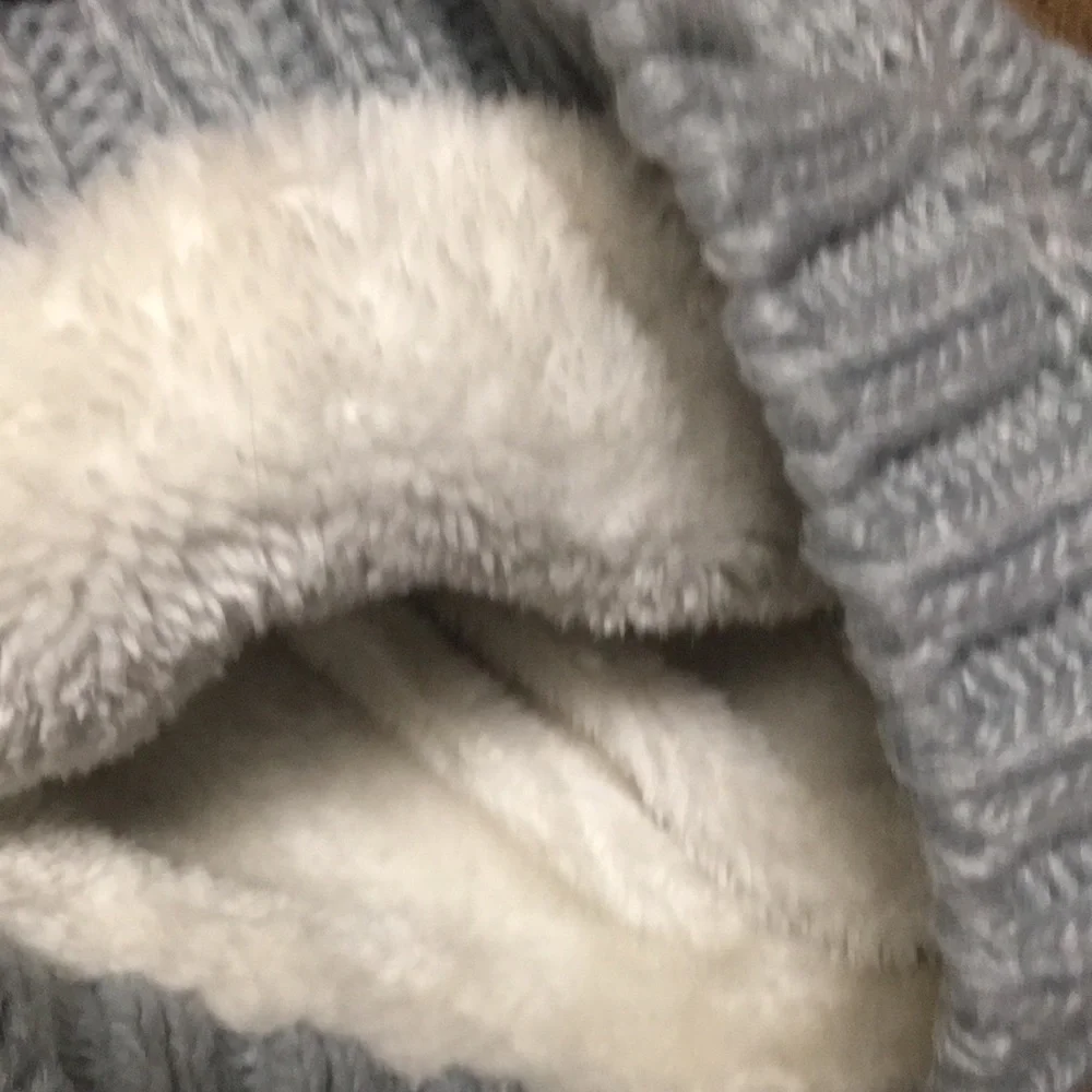 Beanie pom pom hat size 10-12 Gray with full fleece inside-EUC-like new